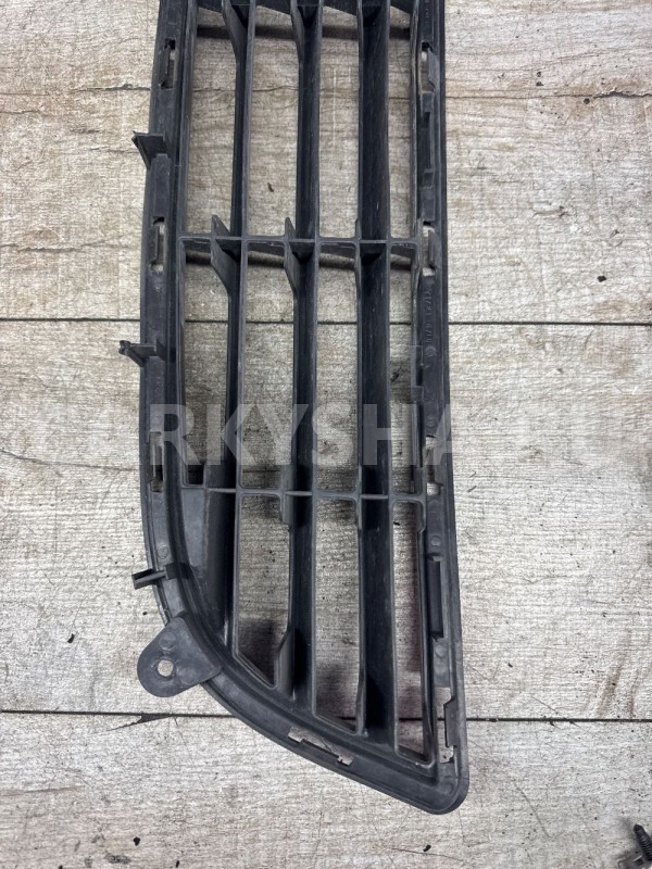 Решетка бампера Suzuki Kizashi нижняя центральная Suzuki Kizashi оригинальный номер 7172157l0