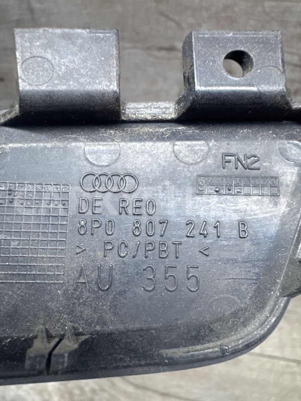 Заглушка буксир. бампера перед Audi A3 8P красная Audi 200 оригинальный номер 8p0807241b