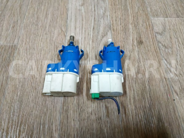 Датчик включения стоп-сигналов Land Rover Freelander оригинальный номер 3M5T13480AB