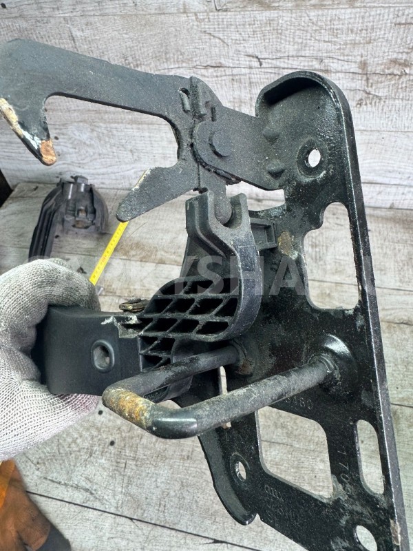 Крюк капота Audi A4 B8 A5 8T Audi A5 оригинальный номер 8t0823480