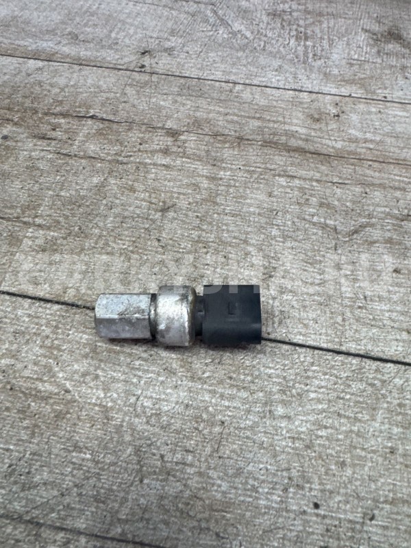 Датчик давления кондиционера VAG 1K0959126A Audi 200 оригинальный номер 1k0959126a