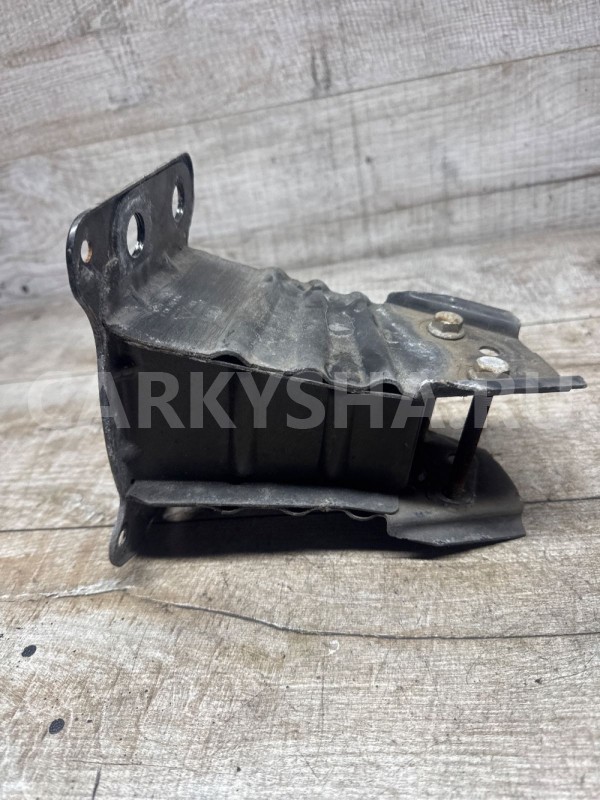 audi a3 8p кронштейн усилителя  бампера левый Audi 200 оригинальный номер 8p0807133a