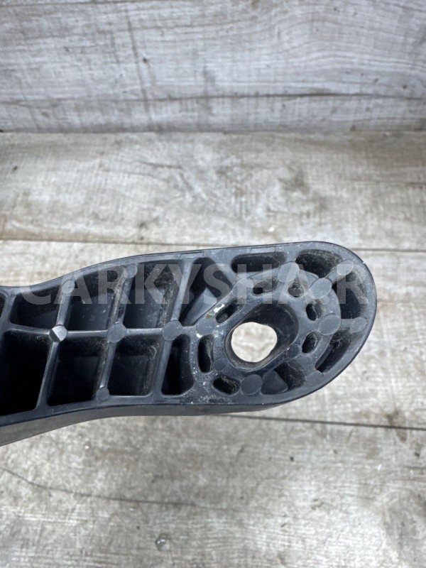 Кронштейн блока предохранителей Suzuki Kizashi Suzuki Kizashi оригинальный номер 7348ya2