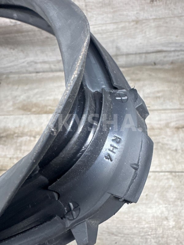 Уплотнитель стекла двери Nissan Qashqai I (2006—2010) Nissan Qashqai оригинальный номер 82330jd000