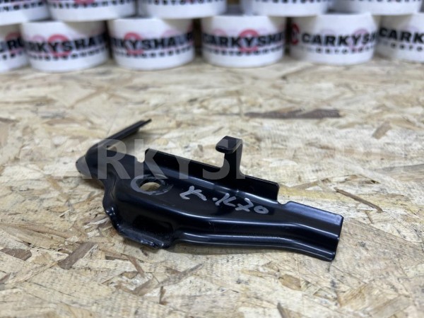 Крепеж аккумулятора Toyota Camry VIII (XV70) Рестайлинг – седан оригинальный номер 74482-33020